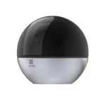 Juoda ir sidabrinė valdoma vidaus kamera su EZVIZ logotipu, matomas objektyvas - valdoma vidaus kamera.