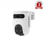 Baltoje spalvos lauko valdoma ir kryptinė kamera su dviem lęšiais ir „EZVIZ“ logotipu studijoje.