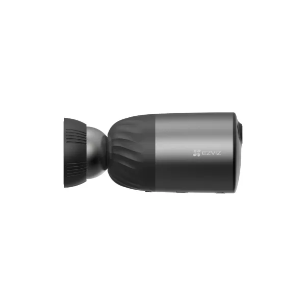 Kompaktiška akumuliatorinė kamera šoniniu vaizdu, juoda ir pilka, su matine apdaila ir EZVIZ logotipu.