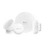 Priekinis vaizdas: EZVIZ logotipu pažymėti įvairių formų baltos plastiko komponentai - Belaidės apsaugos sistemos rinkinys.