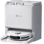 Robotas dulkių siurblys matomas iš priekio su šoniniu kampu, stovintis ant doko stoties, baltos spalvos su EZVIZ logotipu.