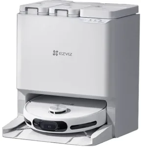 Robotas dulkių siurblys matomas iš priekio su šoniniu kampu, stovintis ant doko stoties, baltos spalvos su EZVIZ logotipu.