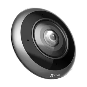 Fisheye kamera EZVIZ CS-E4p priekiniu kampu, su juodos ir sidabrinės spalvos deriniu bei EZVIZ logotipu.